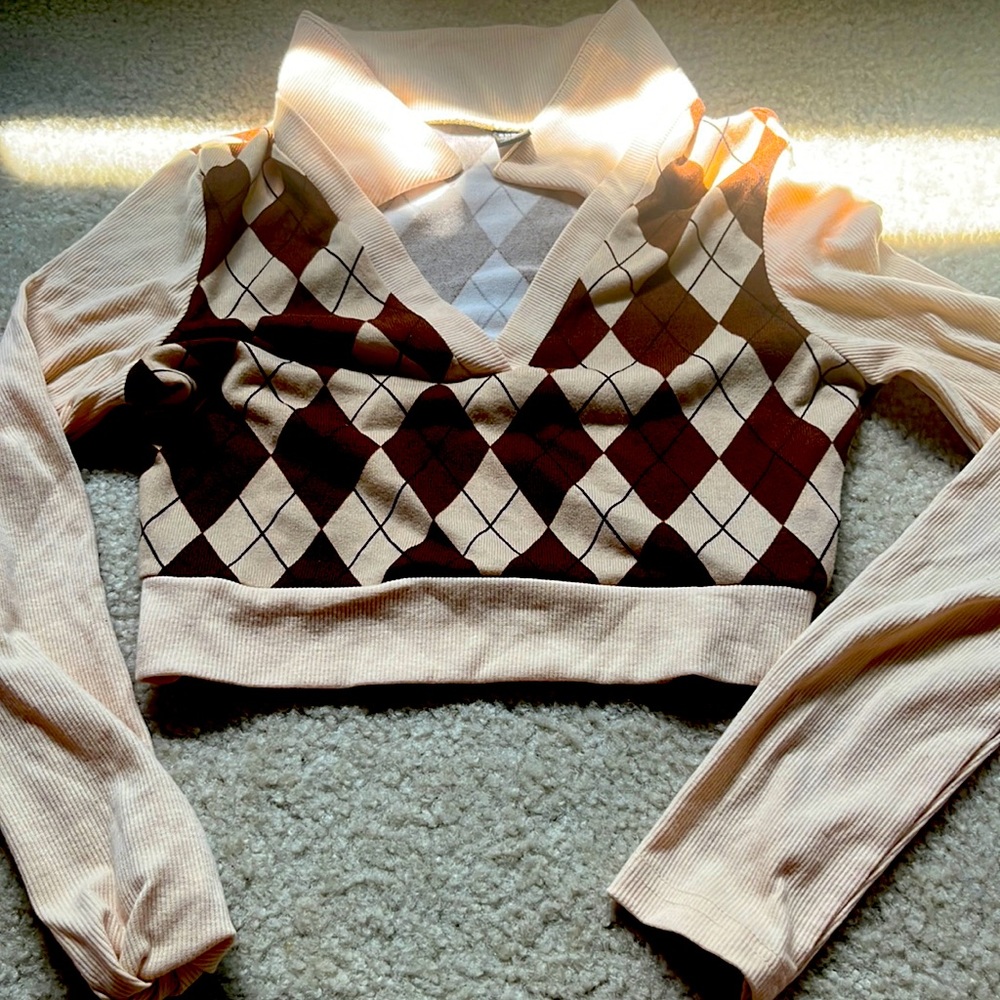 Size 4, diamond design cream and brown cropped collared long sleeved top